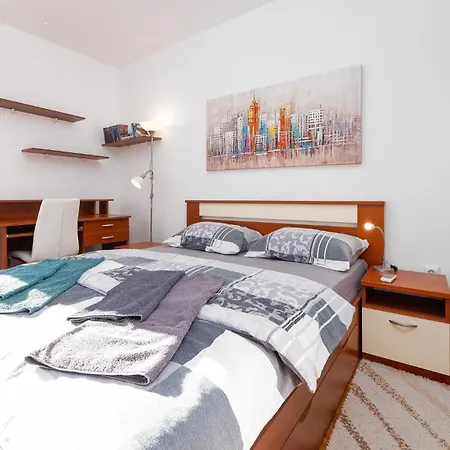 1 Bedroom Cozy In Appartement *