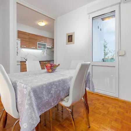 1 Bedroom Cozy In Appartement Zadar