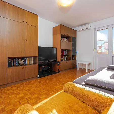 Apartment 1 Bedroom Cozy In *